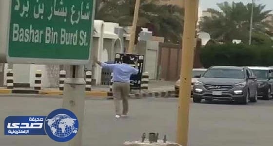 بالفيديو.. الأمطار تعطل إشارات المرور و شاب بالشرقية يحل الأمر