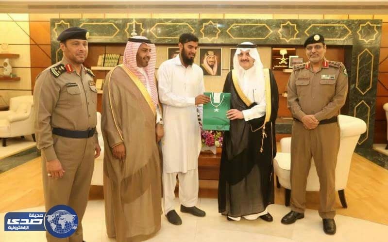 أمير الشرقية يكافأ مقيم باكستاني أنقذ عائلة من احتراق مركبتهم