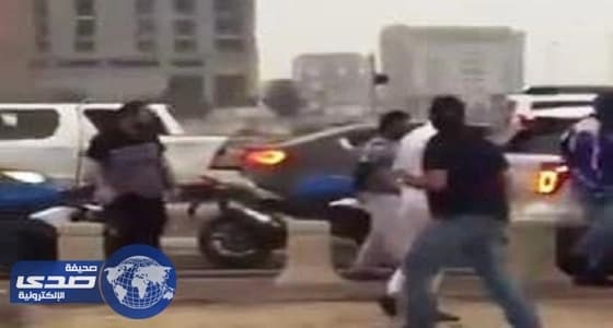 بالفيديو.. اعتداء قائدي دبابات على سيارة عائلية وتحطيم زجاجها بكورنيش الدمام
