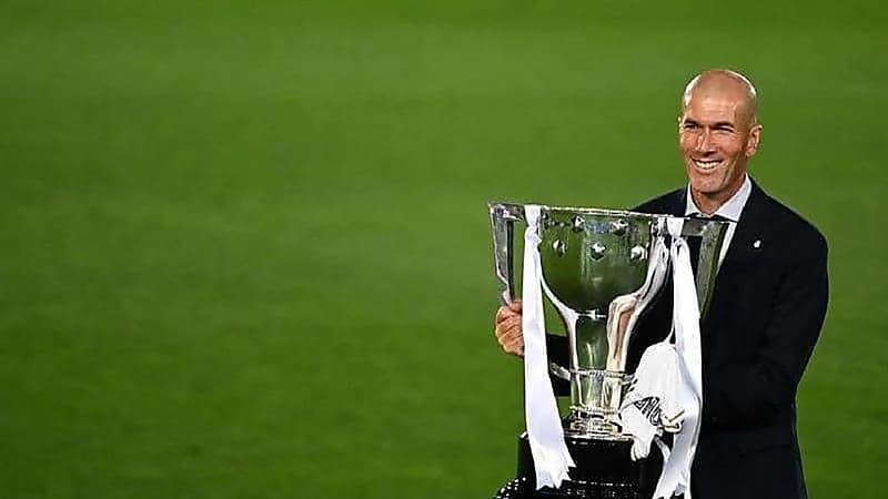 لاعبو ريال مدريد يشكرون "زيدان" ويودعونه بكلمات مؤثرة