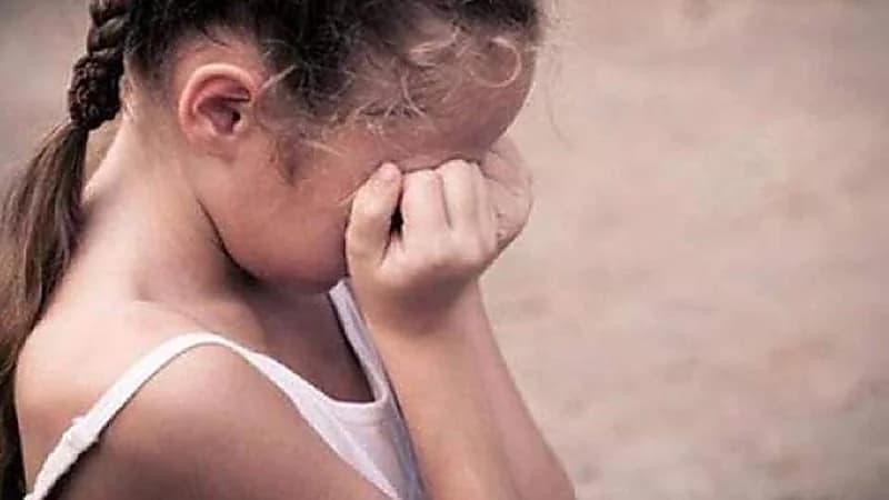 رجل يحاول هتك عرض طفلة داخل مخزن