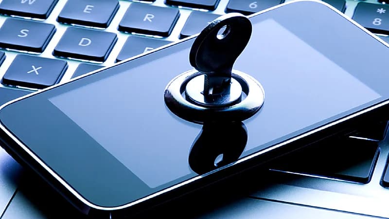 بالفيديو .. خبير تقني يحذر من حيلة يتبعها الهاكر لاختراق الحسابات المالية عبر الهاتف