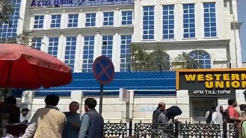 شاهد.. فوضى أمام البنوك في كابل بعد صدور قرار بصرف 200 دولار للعملاء أسبوعيا