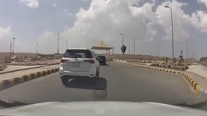 شاهد.. قائد مركبة متهور يقطع إشارة المرور معرضا حياته وحياة الآخرين للخطر 