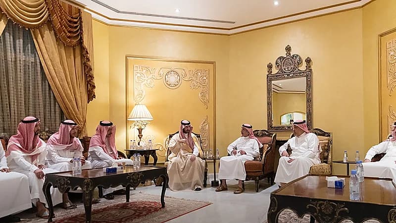 وزير الحرس الوطني يعزي رئيس الجهاز العسكري في وفاة والدته