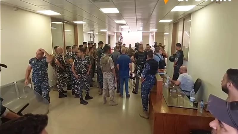 شاهد.. لبنانيون يقتحمون وزارة الطاقة والمياه احتجاجًا على أزمة الكهرباء