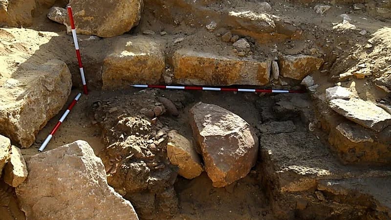 بالصور.. بقايا مبنى لأحد معابد الشمس الأربعة المفقودة من الأسرة الخامسة