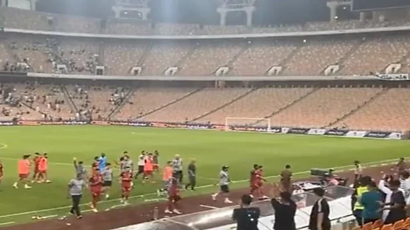 ‏شاهد.. جماهير ‎الأهلي تحيي لاعبي القيصومة بعد المباراة