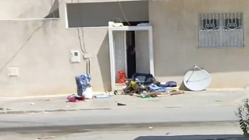 شاهد.. امرأة تطرد والدة زوجها وترمي ملابسها في الشارع 