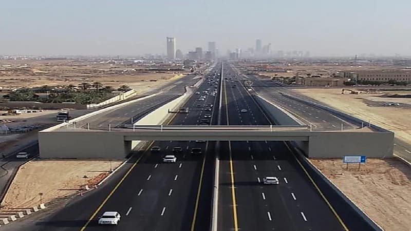 وفيات وإصابات في حادث سقوط مركبة من جسر جامعة اليمامة