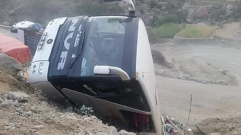 اليمن..انقلاب حافلة نقل جماعي نتيجة قطع الحوثي للطرق الرئيسية بين المحافظات