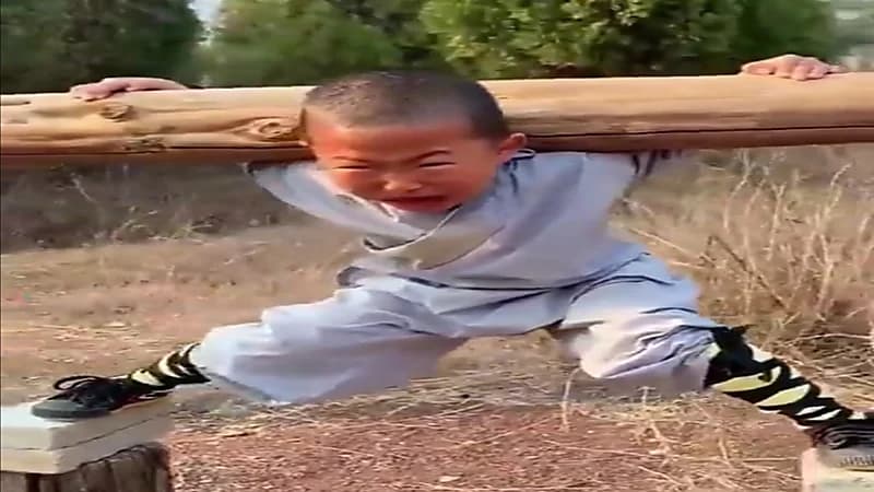 شاهد.. أب يعذب طفله بمزاعم تدريبه على رياضة القتال