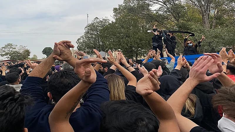 قوات الملالي تطلق النار على مشيعين جثمان أحد ضحايا النظام الإرهابي