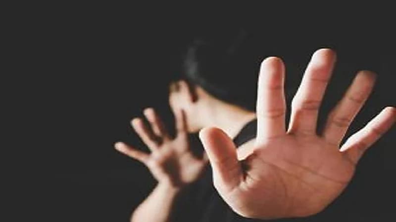 السجن 10 سنوات لمحاسب تحرش بزميلته في مول شهير