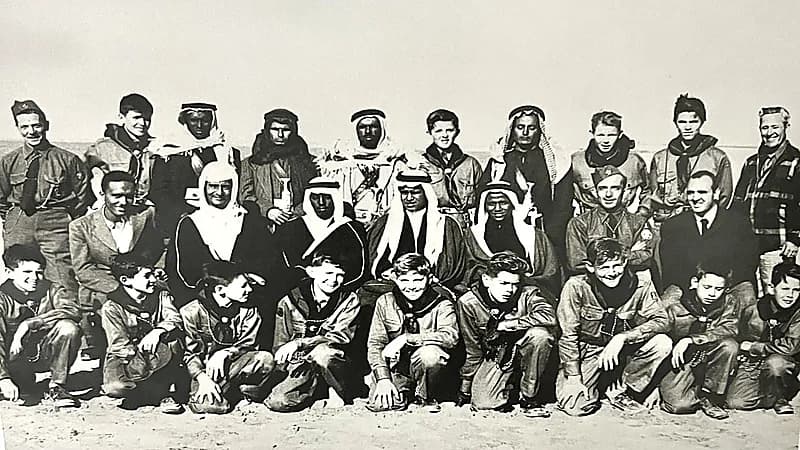 شاهد.. صورة نادرة لأبناء الملك سعود مع أفراد "كشافة أرامكو" في الظهران 