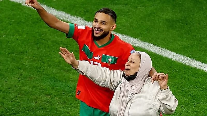 حقيقة وفاة والدة المغربي "بوفال" بعد تعرضها لوعكة صحية 