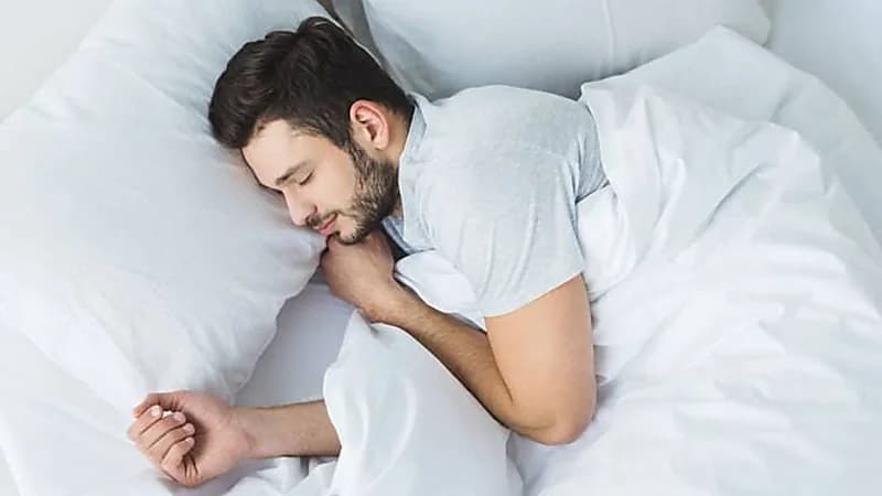 مستشار أسري يكشف عن سلوك يفعله الزوج أثناء الذهاب للنوم يتسبب في تصرفات طائشة