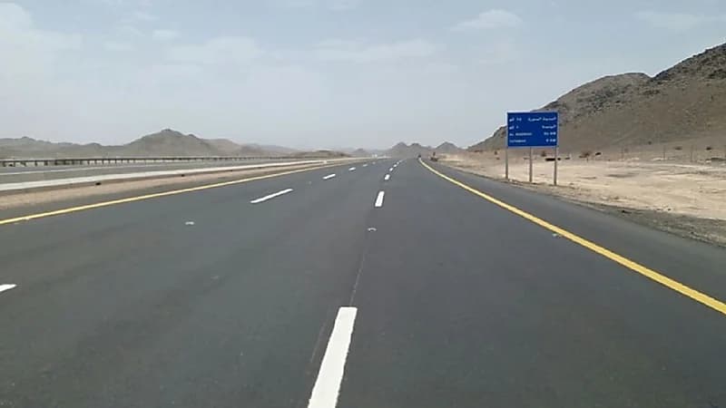 حادث مروري لحافلة نقل ركاب على طريق مكة السريع