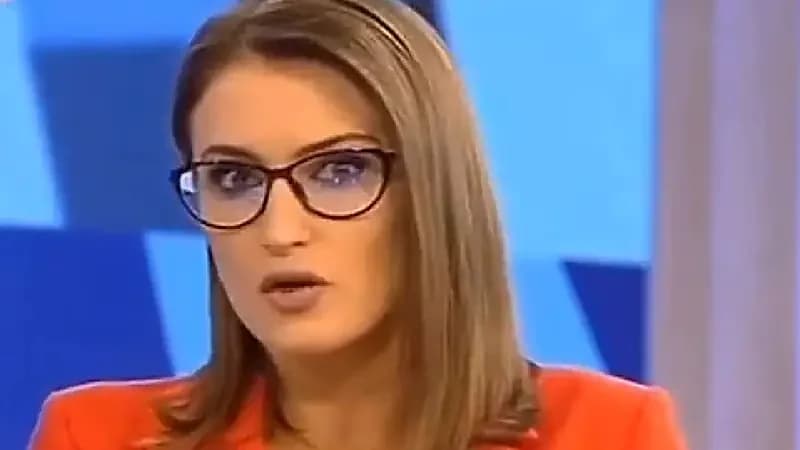 شاهد.. وزير ينام على الهواء ويفاجئ الضيوف بصوت شخيره