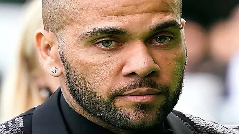 نقل لاعب برشلونة السابق داني ألفيس من السجن لأسباب أمنية