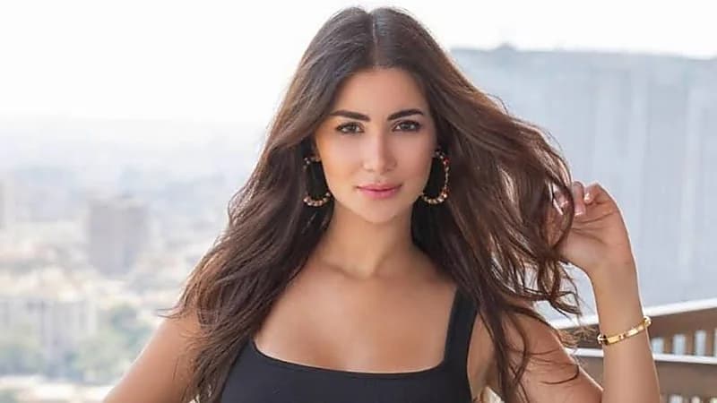 شاهد.. هدى الإتربي تخطف الأنظار بإطلالة أنيقة