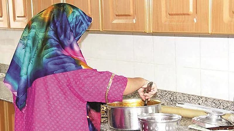 ضبط خادمة تضع "قاذورات" في أطعمة مخدوميها