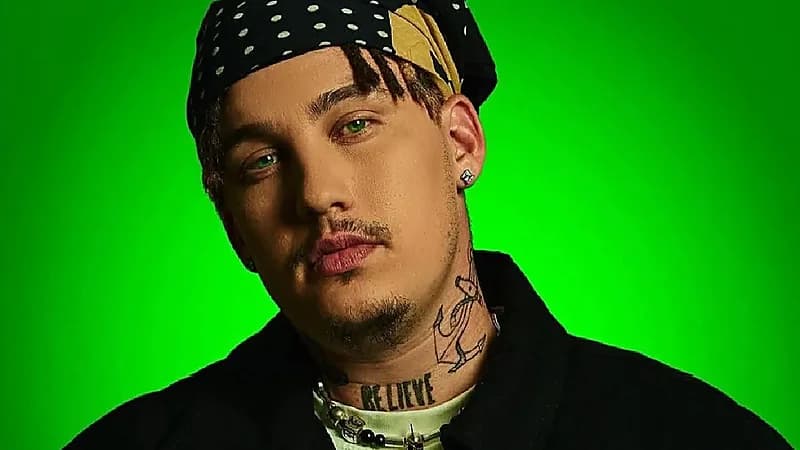 بالفيديو.. وفاة مغني راب شهير أثناء غنائه على خشبة المسرح