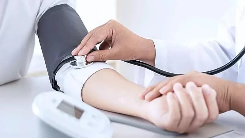 "الصحة" توضح أعراض ارتفاع ضغط الدم الخطيرة