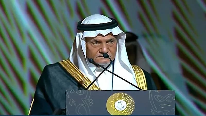 بالفيديو.. الأمير تركي الفيصل يدعو لقراءة الفاتحة على روح والده