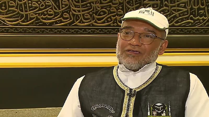 بالفيديو.. مواطن يؤهل ابنه لمواصلة عمله في مهنة حياكة كسوة الكعبة