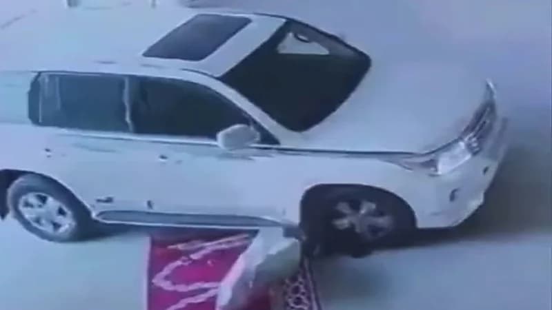 شاهد.. عامل ينجو من الموت بعدما دهسته سيارة