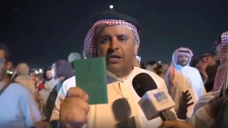 شاهد.. سعودي عائد من السودان: لا تظن في يوم أنك يتيماً وهذي حكومتك