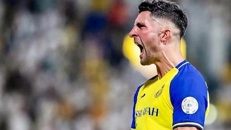 غضب لاعب النصر الفارو بعد تبديله بالعمري (فيديو)