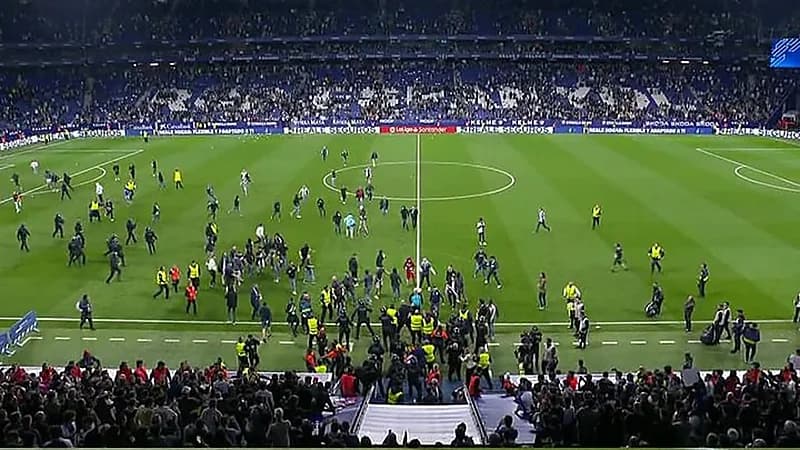 شاهد.. اشتباكات بين جماهير إسبانيول ولاعبين برشلونة 