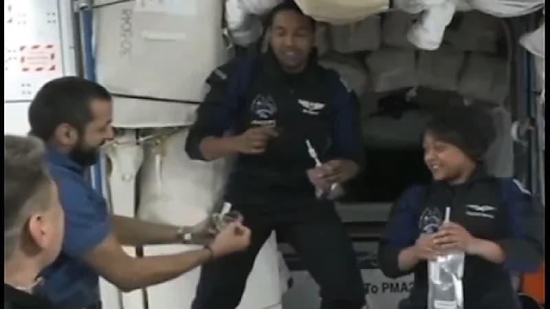 "النيادي" يستقبل "ريانة وعلي" بالماء والتمر في الفضاء (فيديو)