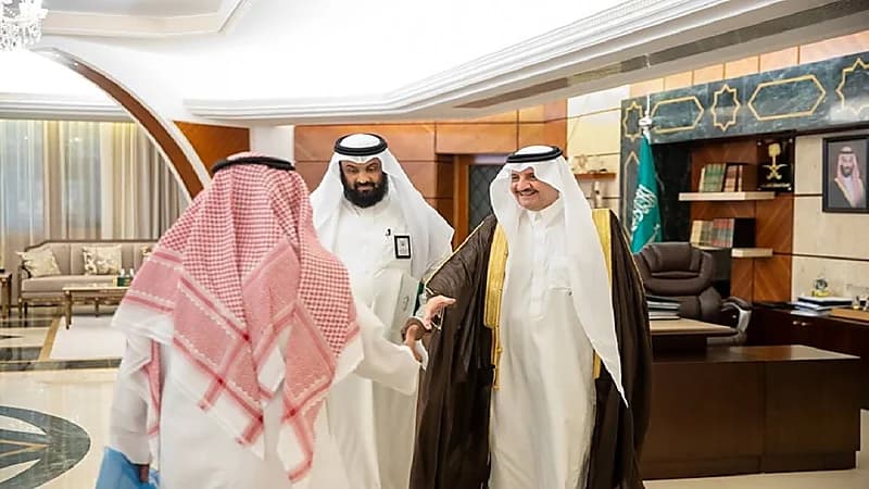 أمير الشرقية يستقبل المتنازل عن قاتل ابنه (فيديو)