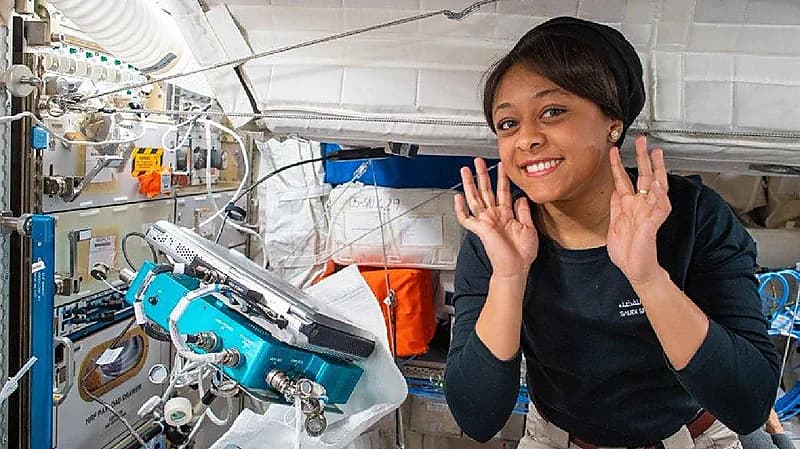 فيديو طريف لرائدة الفضاء ريانة برناوي أثناء تناولها الغداء