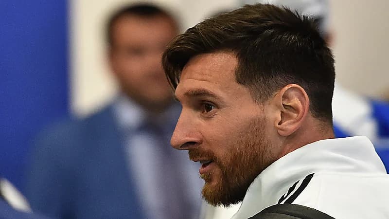 قناة أرجنتينية تقطع البث لإعلان خبر انتقال ميسي إلى الهلال - صور