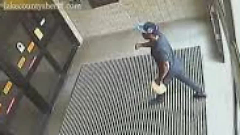 مجهول يضرم النار في سجن أمريكي ويفر هارباً - فيديو