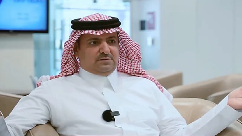 خمسيني يتخرج من جامعة عنيزة بامتياز مع مرتبة الشرف الأولى - فيديو