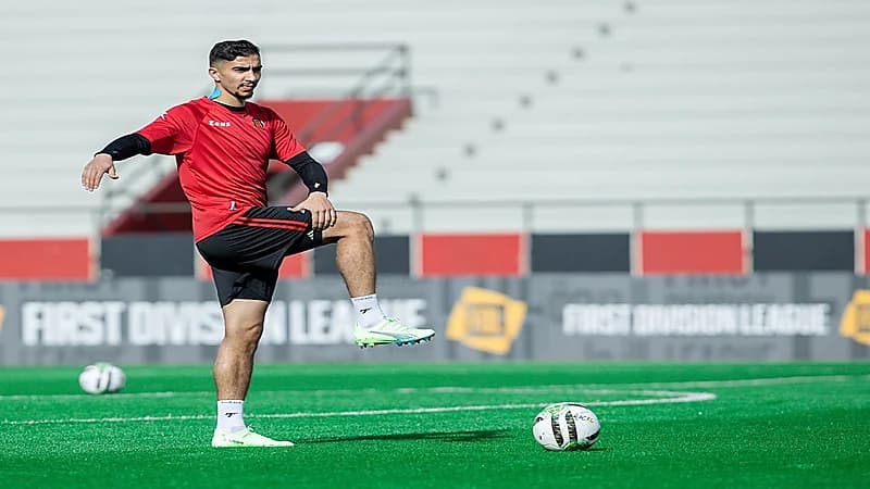 الرياض يطالب الأهلي برفع عرضه بشأن الشويرخ