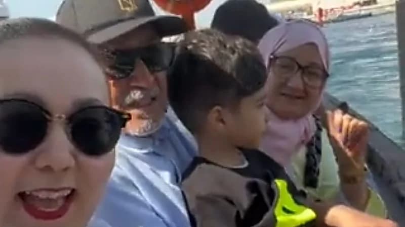 جاسم النبهان يستمتع بإجازته في قارب برفقه زوجته المغربية