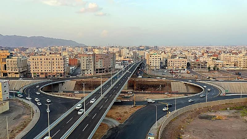 المرور تغلق تقاطع أحد الجسور بالمدينة