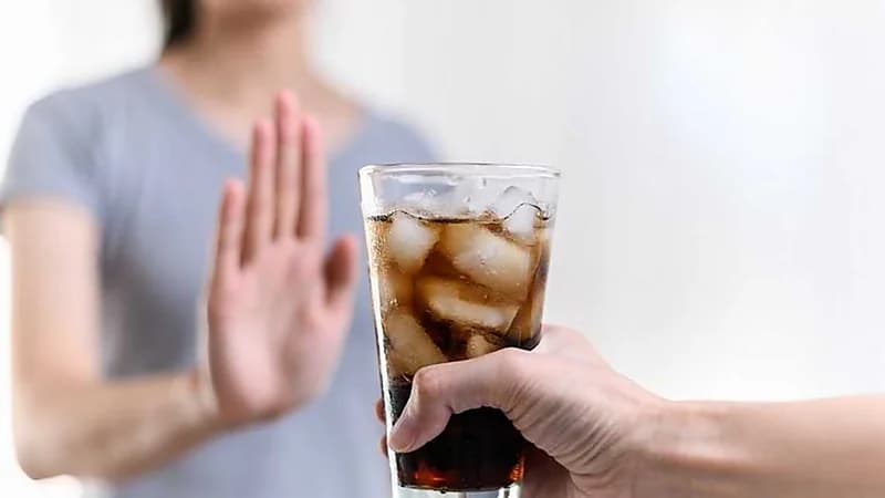 مختص يحذر من مخاطر المشروبات الغازية :  تتفاعل جزيئاتها في فصل الصيف.. فيديو