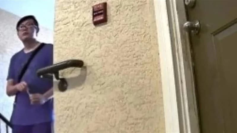 شاب يدس السم لجاره أمام منزله لأنه يزعجه .. فيديو