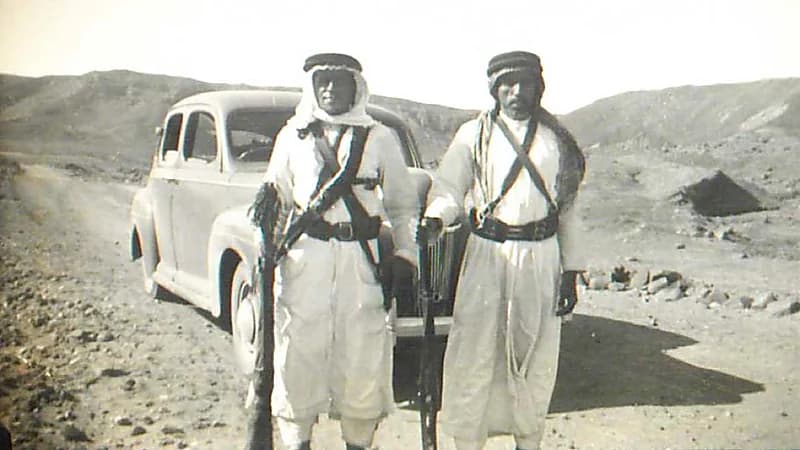 صورة تاريخية نادرة لـ مسلحين مرافقين للرحالة خلال زيارته إلى مهد الذهب