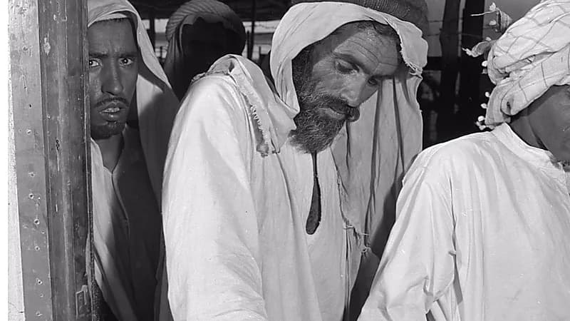 عامل يبصم على استلام راتبه في الظهران قبل 76 عاما.. صورة