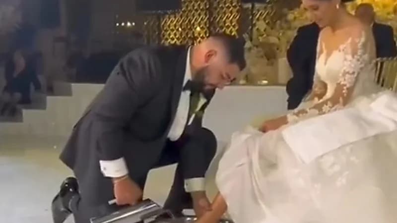 عريس يغسل أقدام عروسته في ليلة زفافهما .. فيديو