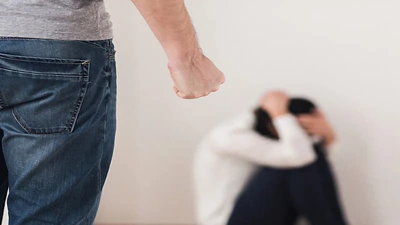 زوجة تشكو زوجها الذي اعتاد ضربها عند خسارة فريقه الزمالك