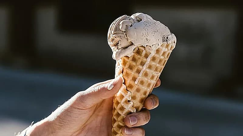 مشهد صادم .. رجل يعثر على إصبع بشرية في آيس كريم ! .. فيديو